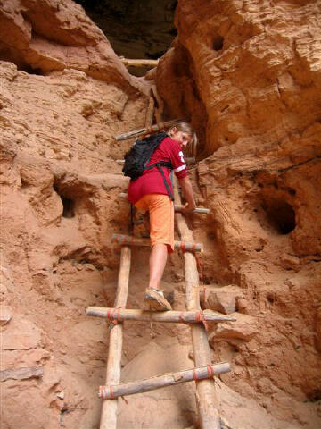 Sierra climbing up to the Anasazi Ruins