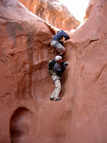 A little team works eliminates a rappel.